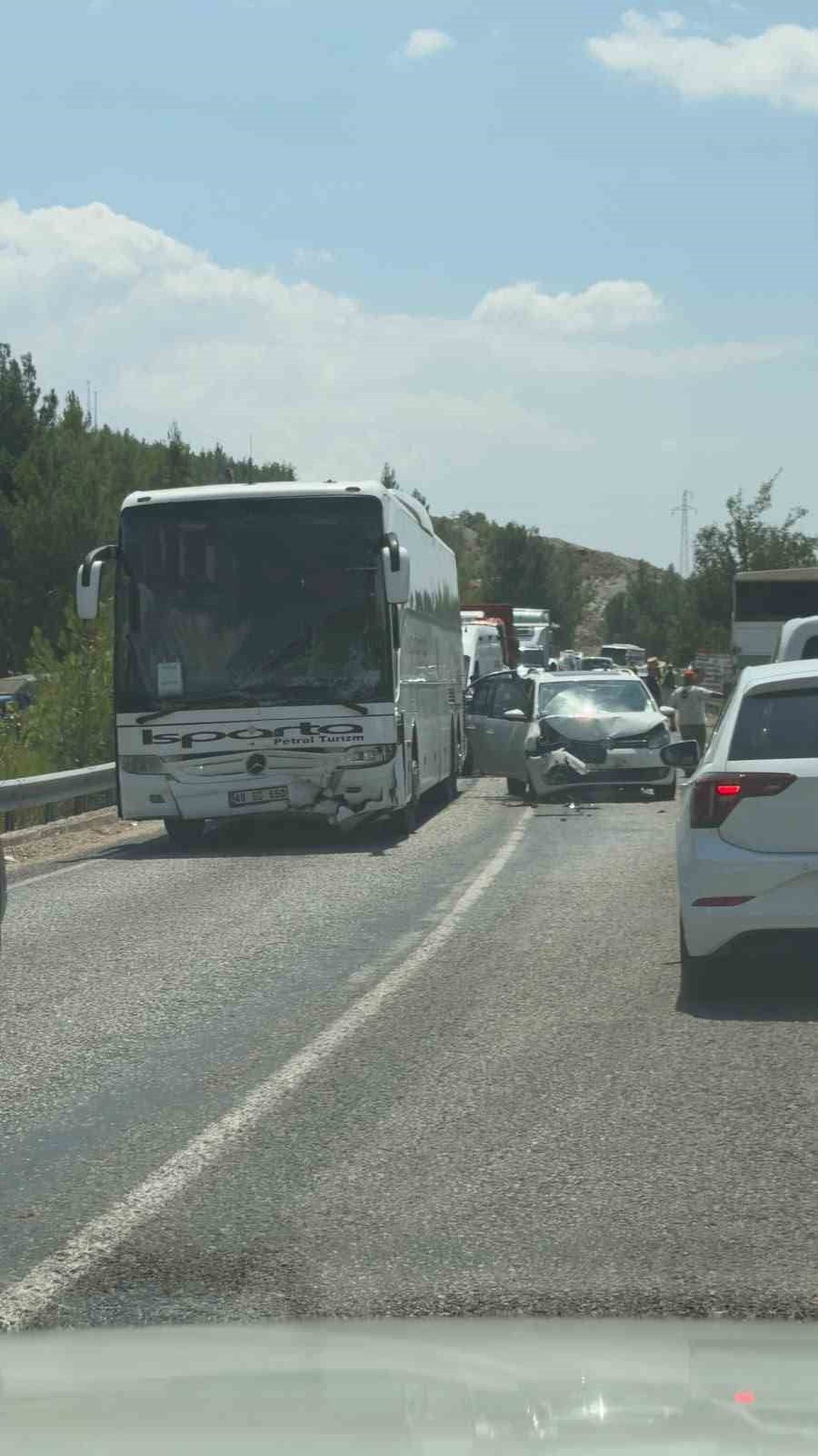 MUĞLA'NIN SEYDİKEMER İLÇESİ SÖĞÜT YOLU BAYIRKÖY MEVKİİNDE YOLCU OTOBÜSÜ İLE TİCARİ ARACIN...