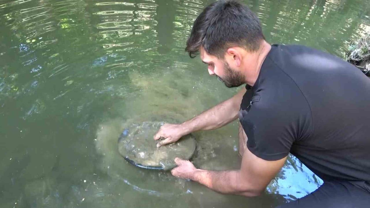 BURSA'DA ÇOCUKLUK MERAKIYLA BAŞLADIĞI ALTIN ARAMA İŞİNİ PROFESYONEL MESLEĞE DÖNÜŞTÜREN EMRE AYDIN...