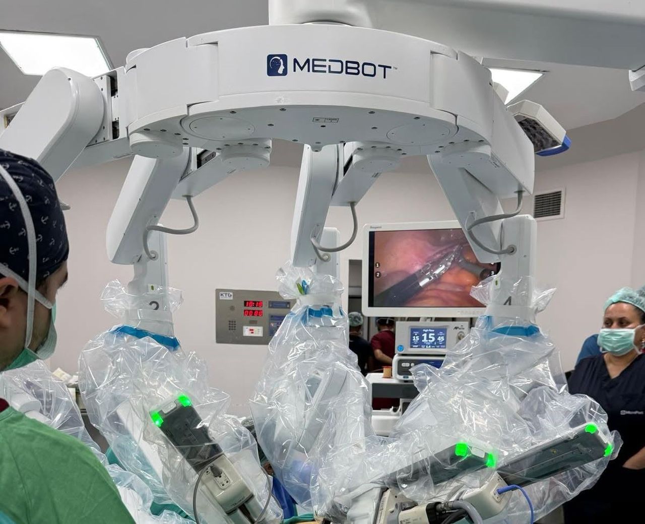 BAÜN HASTANESİNDE İLK ROBOTİK CERRAHİ AMELİYATI BAŞARIYLA YAPILDI