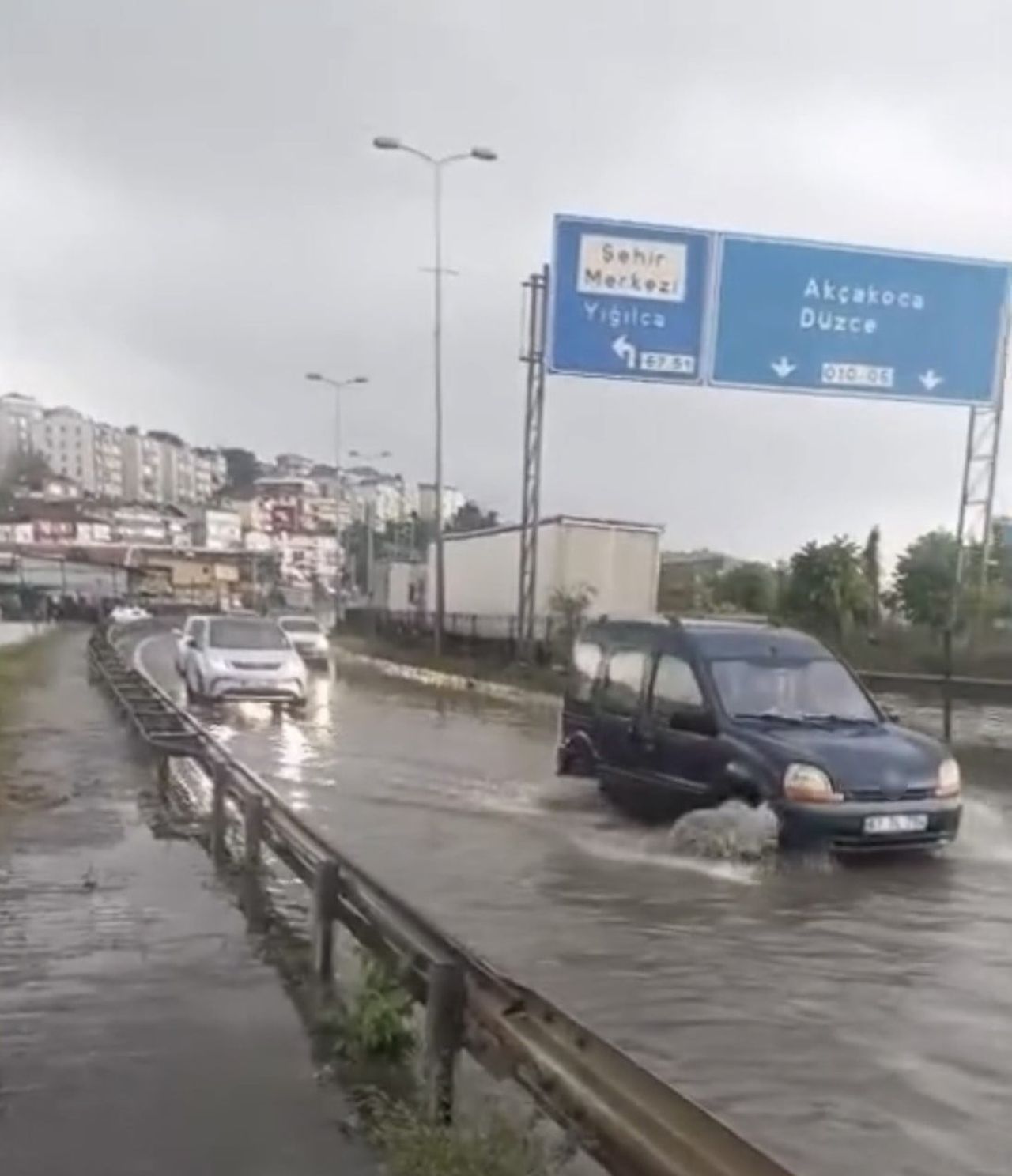 ZONGULDAK'IN ALAPLI İLÇESİNDE ETKİLİ OLAN YAĞIŞIN ARDINDAN KARAYOLU KÖPRÜSÜ ÜZERİNDE OLUŞAN SU...