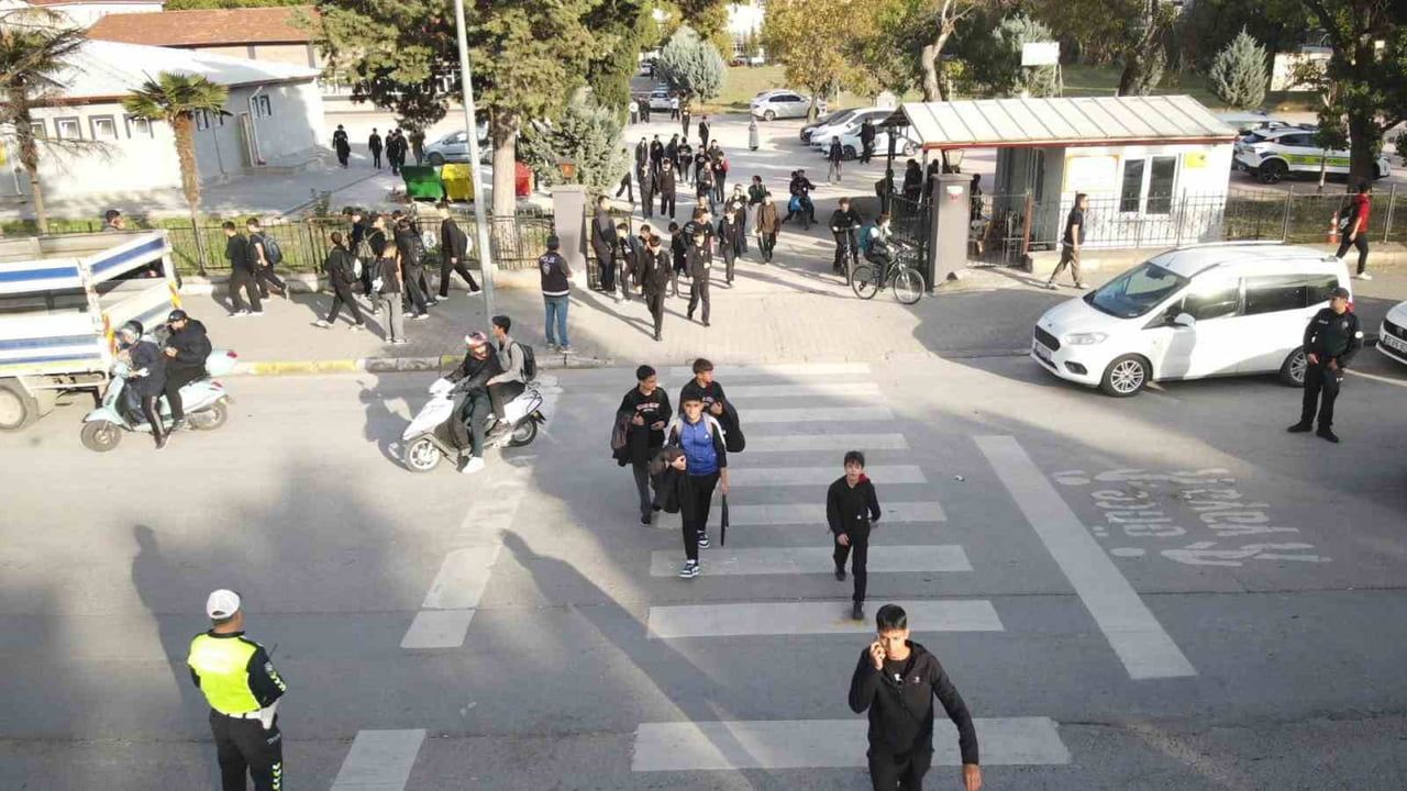 BALIKESİR VALİLİĞİ KOORDİNESİNDE, İL EMNİYET MÜDÜRLÜĞÜ EKİPLERİNCE ÇOCUK VE GENÇLERİN EĞİTİMLERİNİ...