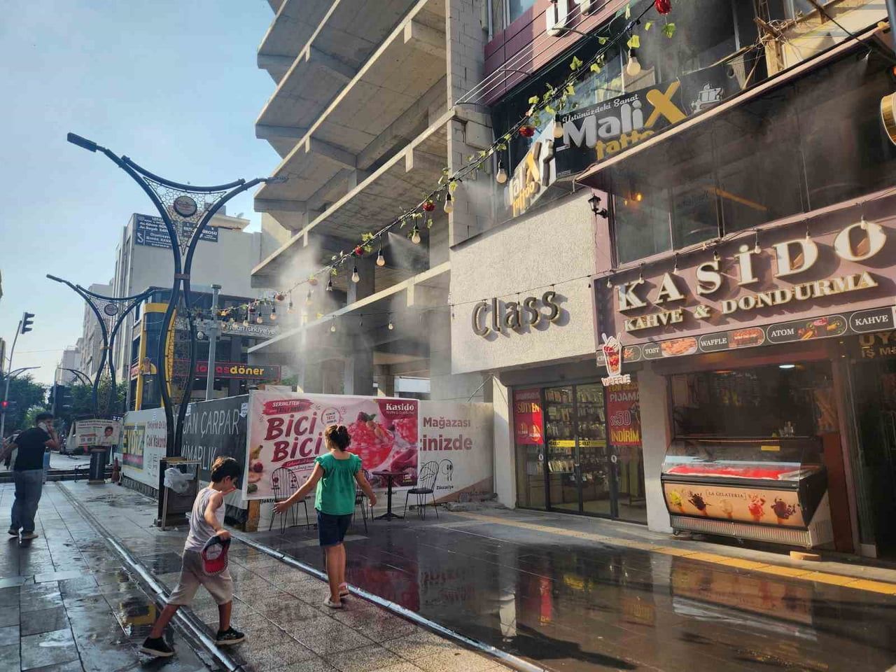 HATAY’IN İSKENDERUN İLÇESİNDE 40 DERECEYİ AŞAN SICAKLAR VE YÜKSEK NEMDEN BUNALAN VATANDAŞLAR İLE...