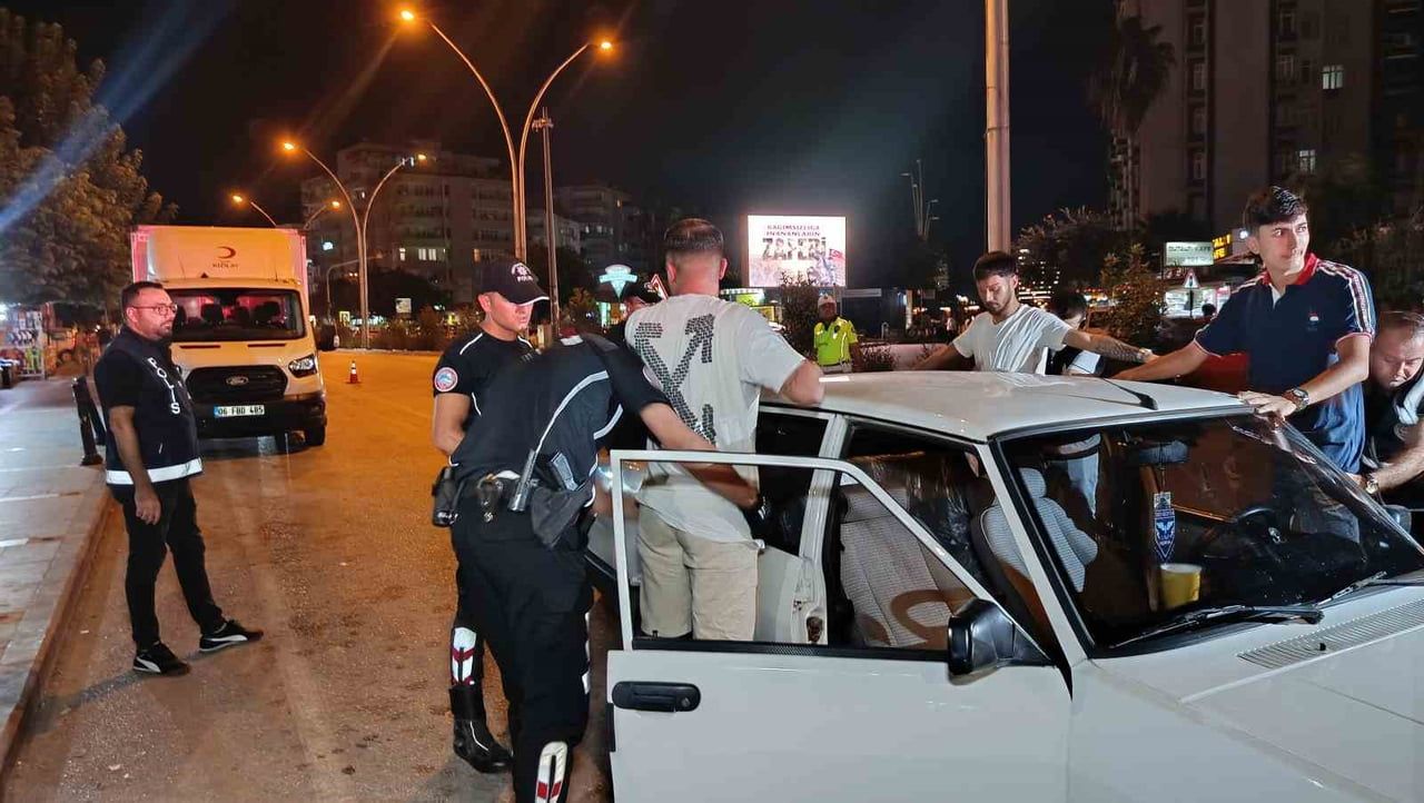 ADANA’DA BİN 594 POLİSİN KATILIMIYLA GERÇEKLEŞTİREN ‘HUZUR VE GÜVEN’ UYGULAMASINDA ÇEŞİTLİ...