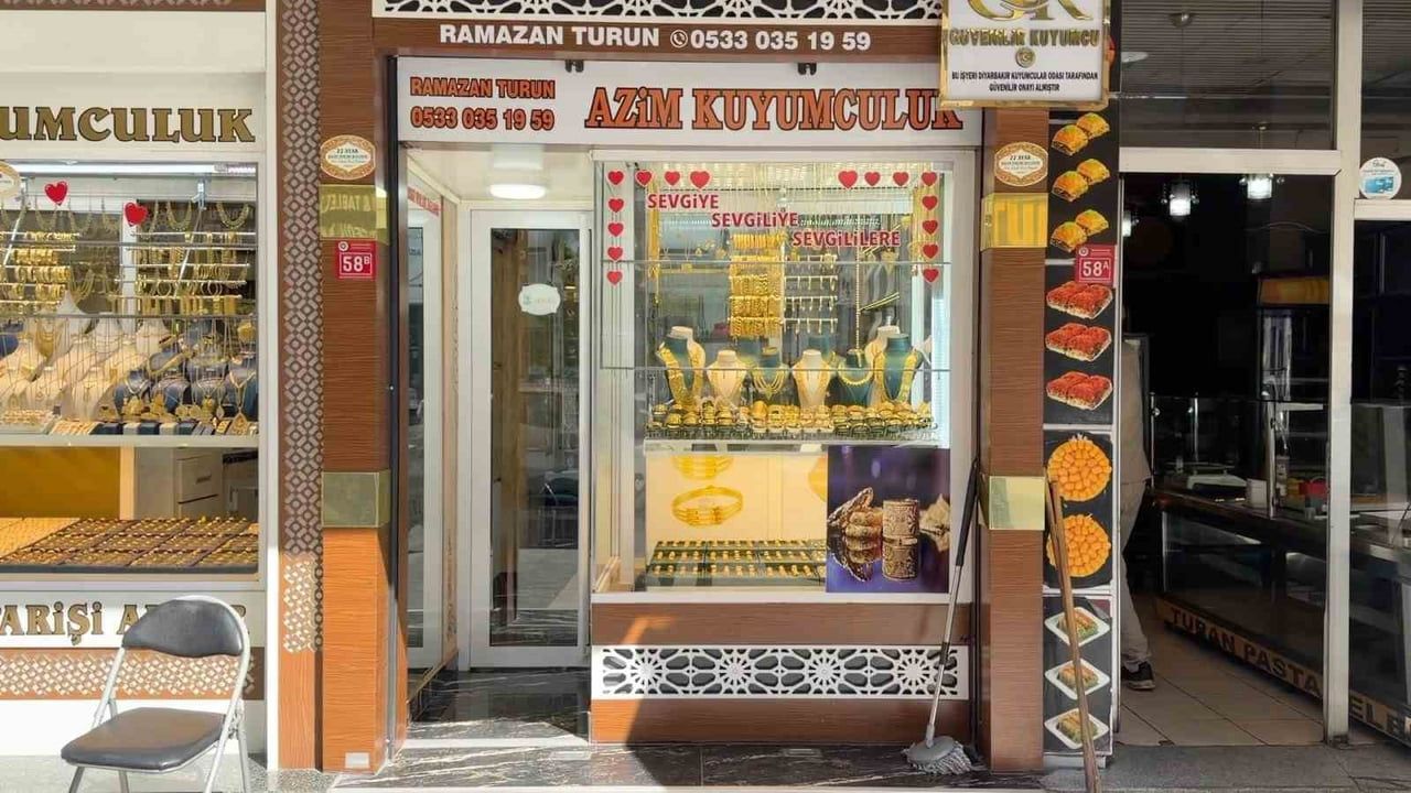 DİYARBAKIR’DA GECE SAATLERİNDE BİR KUYUMCU DÜKKANINA SİLAHLI SALDIRI DÜZENLENDİ. İŞ YERİ...