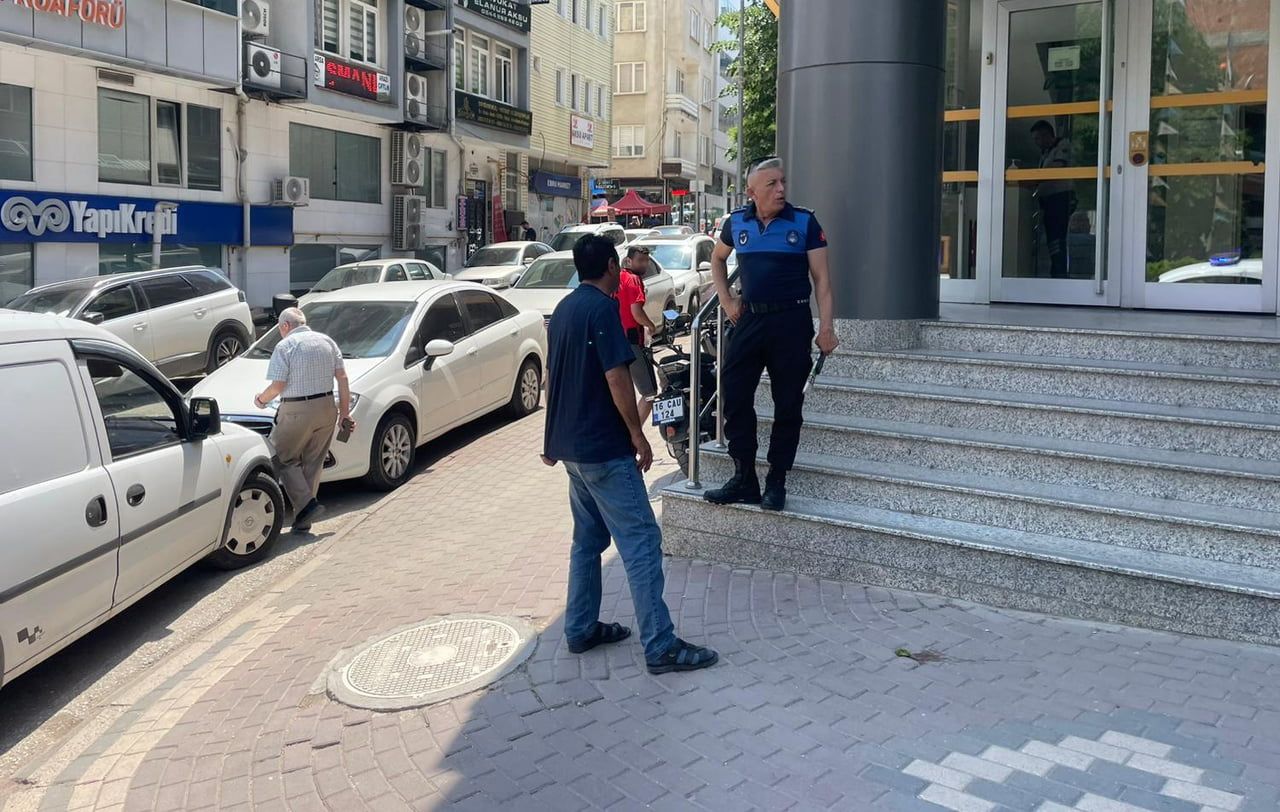 BİLECİK'TE BİR BANKAYA GİREREK ELİNDEKİ BİR DERGİYİ "ÇOCUĞUM HASTA" DİYEREK SATMAK İSTEYEN ŞAHSI...