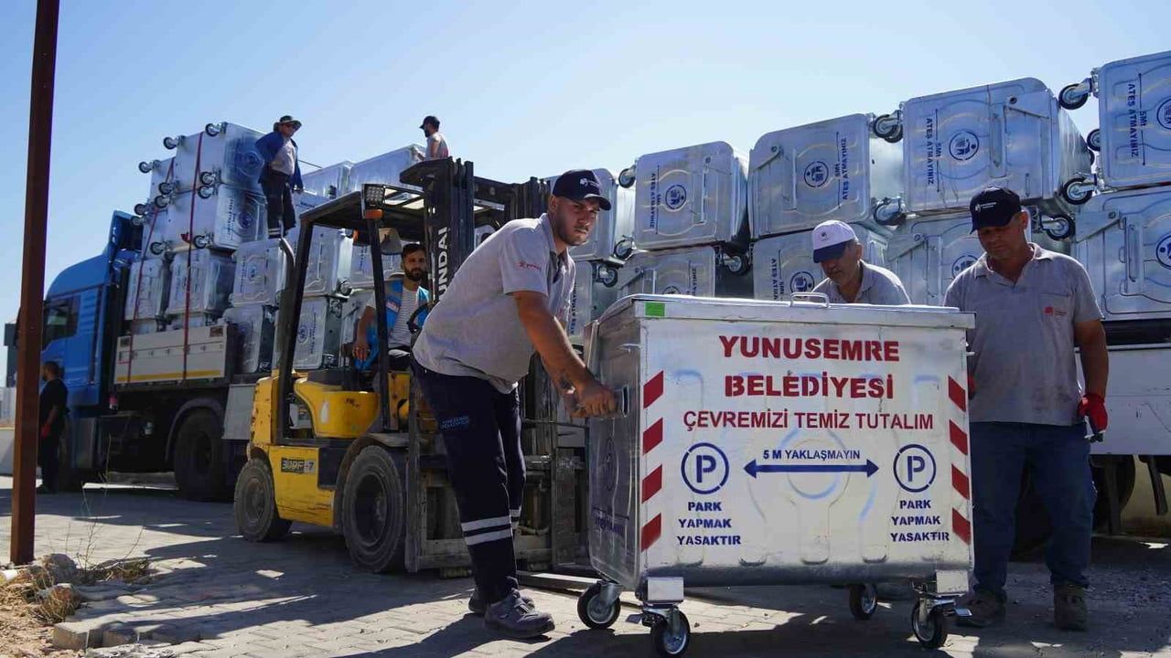 YUNUSEMRE BELEDİYESİ, İLÇEDEKİ KULLANIM ÖMRÜNÜ TAMAMLAYAN ÇÖP KONTEYNERLERİNİ YENİLİYOR. ÇALIŞMA...