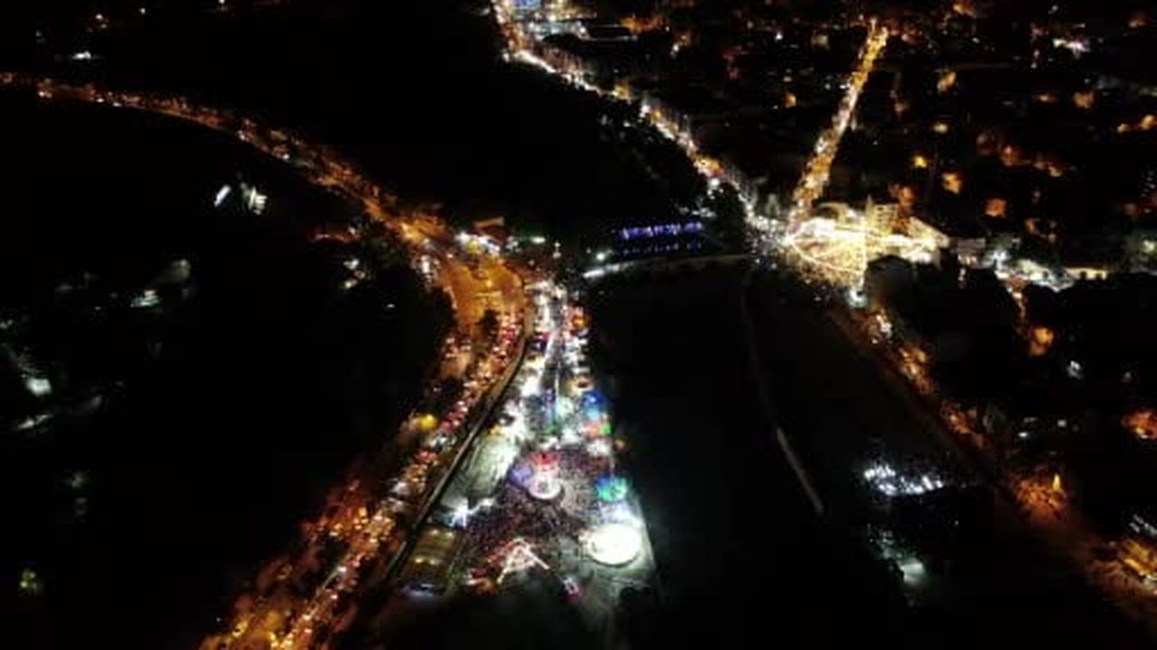 36 bin nüfuslu ilçeye insan seli: Festival sokakları doldurdu, kilometrelerce uzunlukta araç...