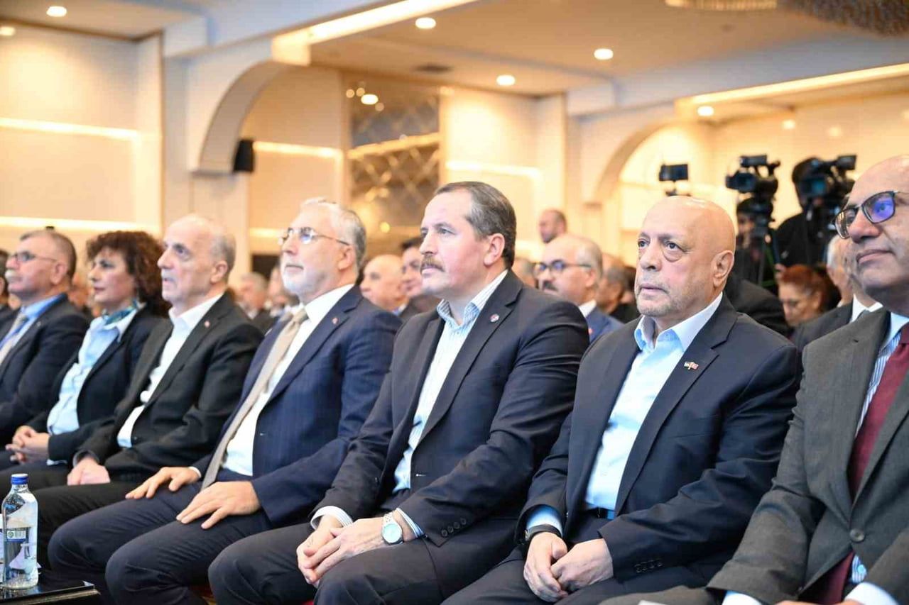 MEMUR-SEN GENEL BAŞKANI ALİ YALÇIN (SAĞDAN ÜÇÜNCÜ), ‘COP31’E GİDERKEN EMEK DÜNYASININ ORTAK...