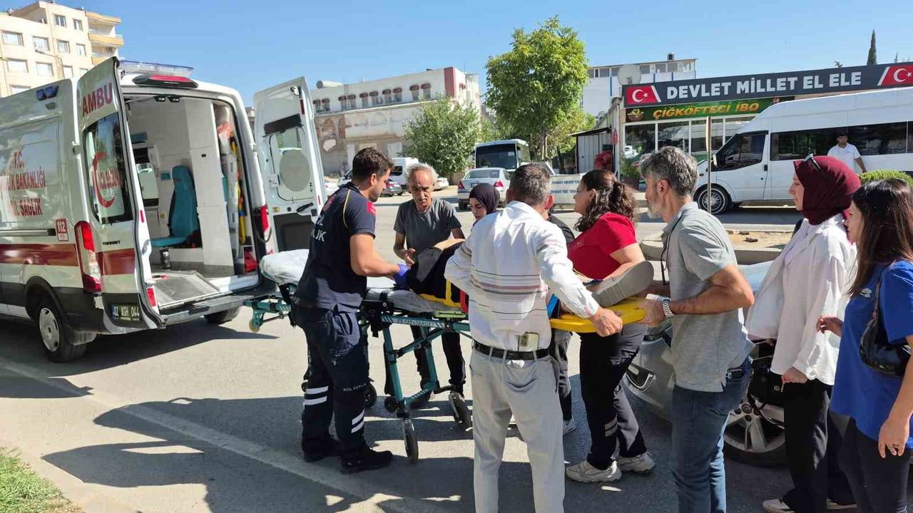 ADIYAMAN’DA YAYA GEÇİDİNDEN KARŞIYA GEÇMEK İSTEYEN KADIN, OTOMOBİLİN ÇARPMASI SONUCU...