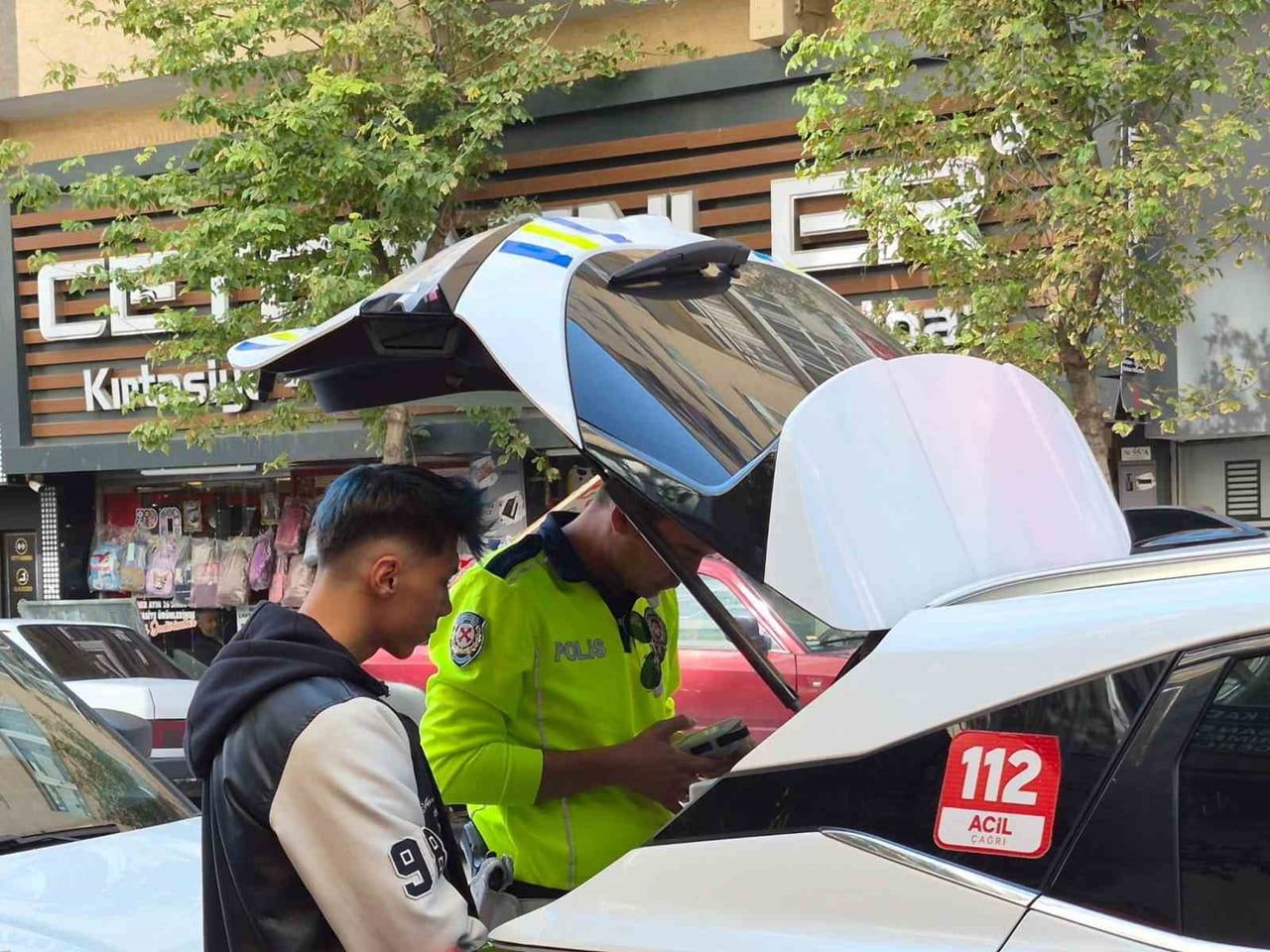 ESKİŞEHİR'DE KAZA SEBEBİYLE TARTIŞTIĞI OTOMOBİL SÜRÜCÜSÜNE YUMRUK ATAN MOTOSİKLETLİYE 180 BİN TL...