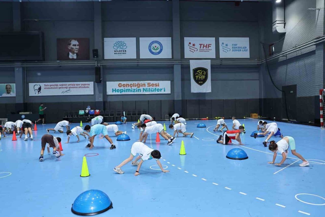 NİLÜFER BELEDİYESPOR VE TÜRKİYE HENTBOL FEDERASYONU İŞ BİRLİĞİYLE HAYATA GEÇİRİLEN HENTBOL...