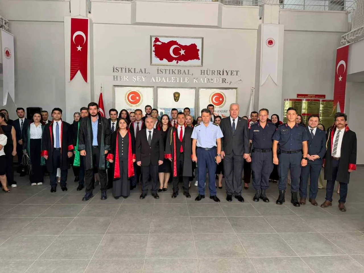 ANAMUR ADLİYESİ'NDE DÜZENLENEN TÖRENDE İLÇE KAYMAKAMI KEMAL DURU, ANAMUR CUMHURİYET BAŞSAVCISI...