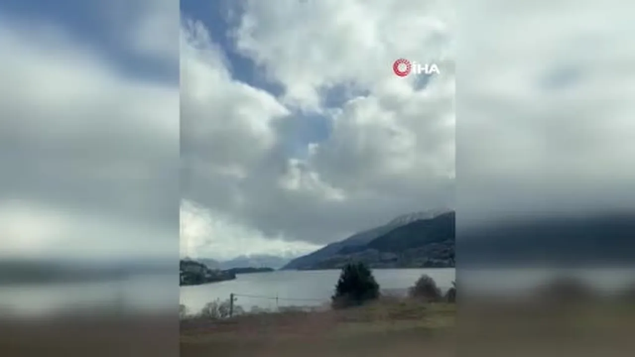 Yeni Zelanda'dan havalanan bir yolcu uçağı, kuş çarpması sonucu motorundan alev yükselmesi üzerine...