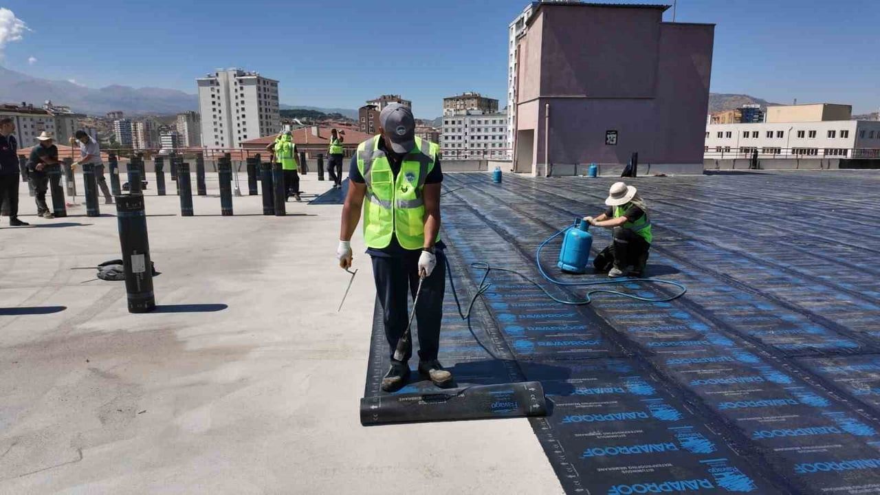 KAYSERİ BÜYÜKŞEHİR BELEDİYESİ; BEDESTEN KATLI OTOPARK’IN 4 BİN METREKARELİK ÇATISINI...