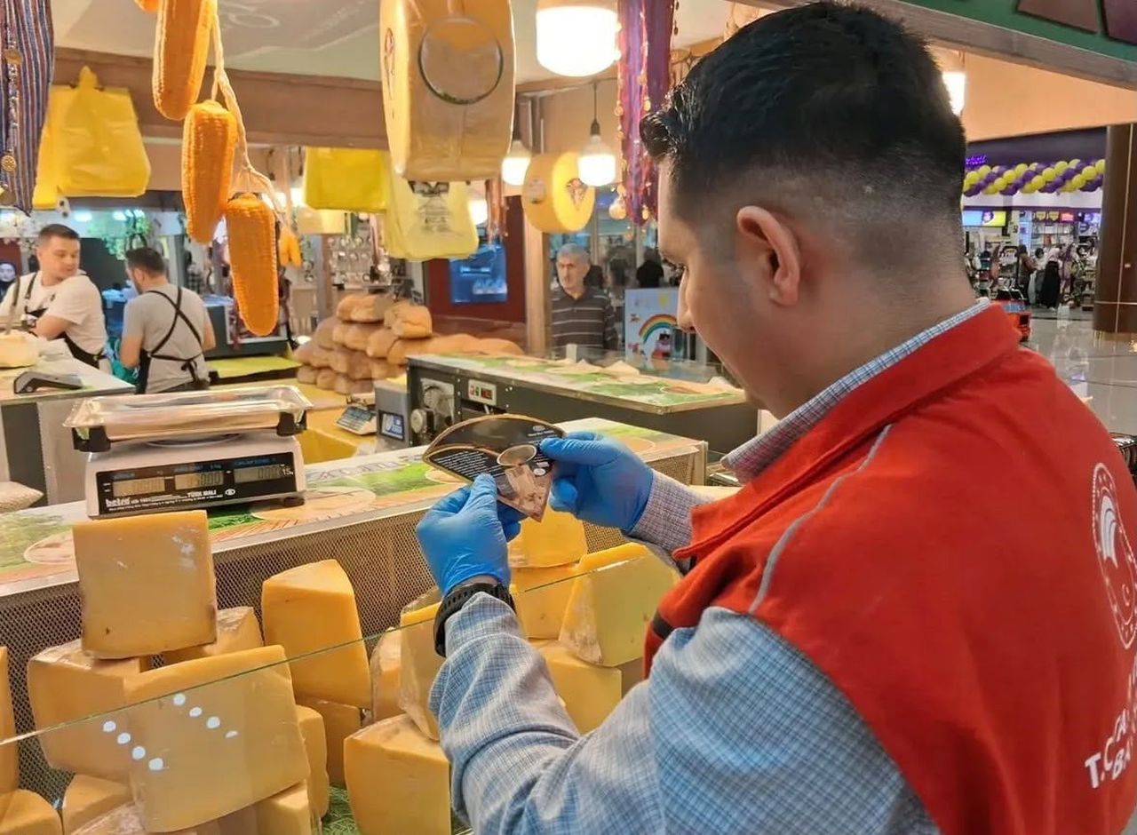 DIYAMAN’DA 9-25 EKİM TARİHLERİ ARASINDA DÜZENLENEN YÖRESEL LEZZETLER FUARINDA, SATIŞA SUNULAN GIDA...
