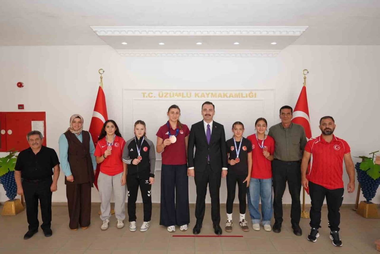 ÜZÜMLÜ'DE BAŞARILI GÜREŞÇİLERDEN KAYMAKAM HÖKELEKLİ'YE ZİYARET