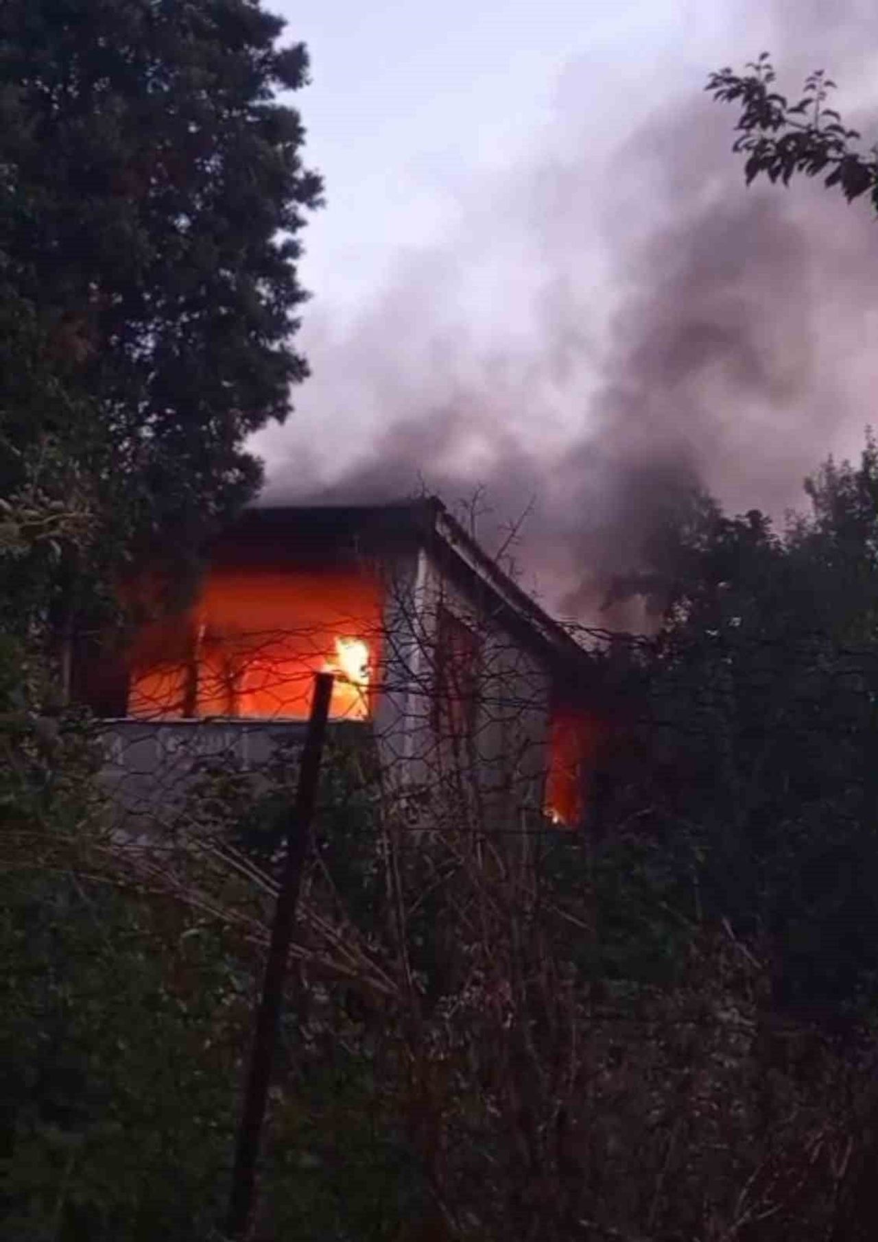 KARABÜK’TE  İKİ KATLI BİR EVİN ÜST KATINDA ÇIKAN YANGIN, İTFAİYE EKİPLERİNİN MÜDAHALESİYLE...