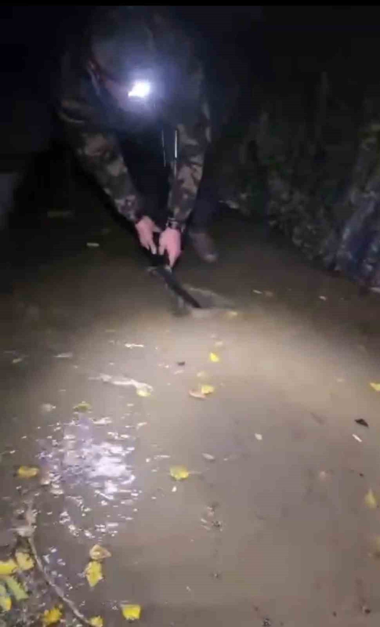 HAZAR GÖLÜ KIYISINDA KAMP YAPAN VATANDAŞLAR, ANİDEN BASTIRAN ŞİDDETLİ YAĞMUR VE FIRTINA NEDENİYLE...