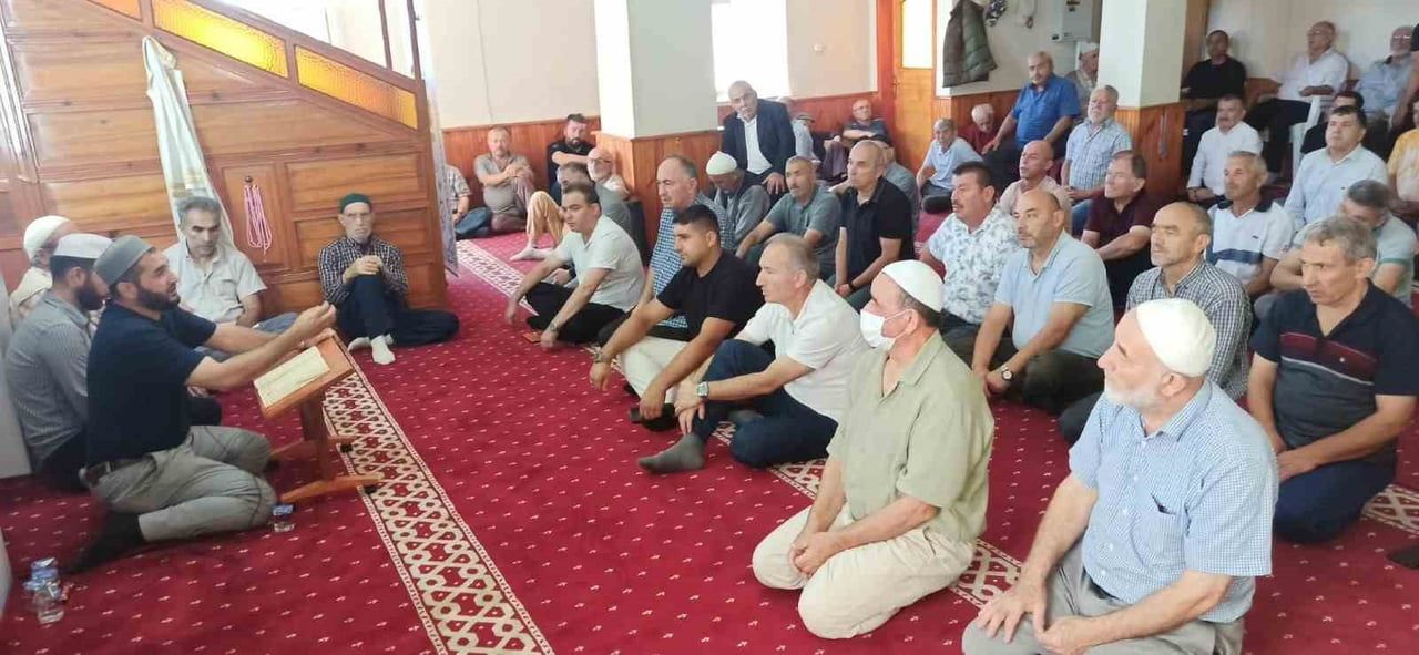 VATANDAŞLAR HER YIL GELENEKSEL OLARAK DÜZENLENEN KUR’AN TİLAVETİNDE BİR ARAYA GELDİLER.