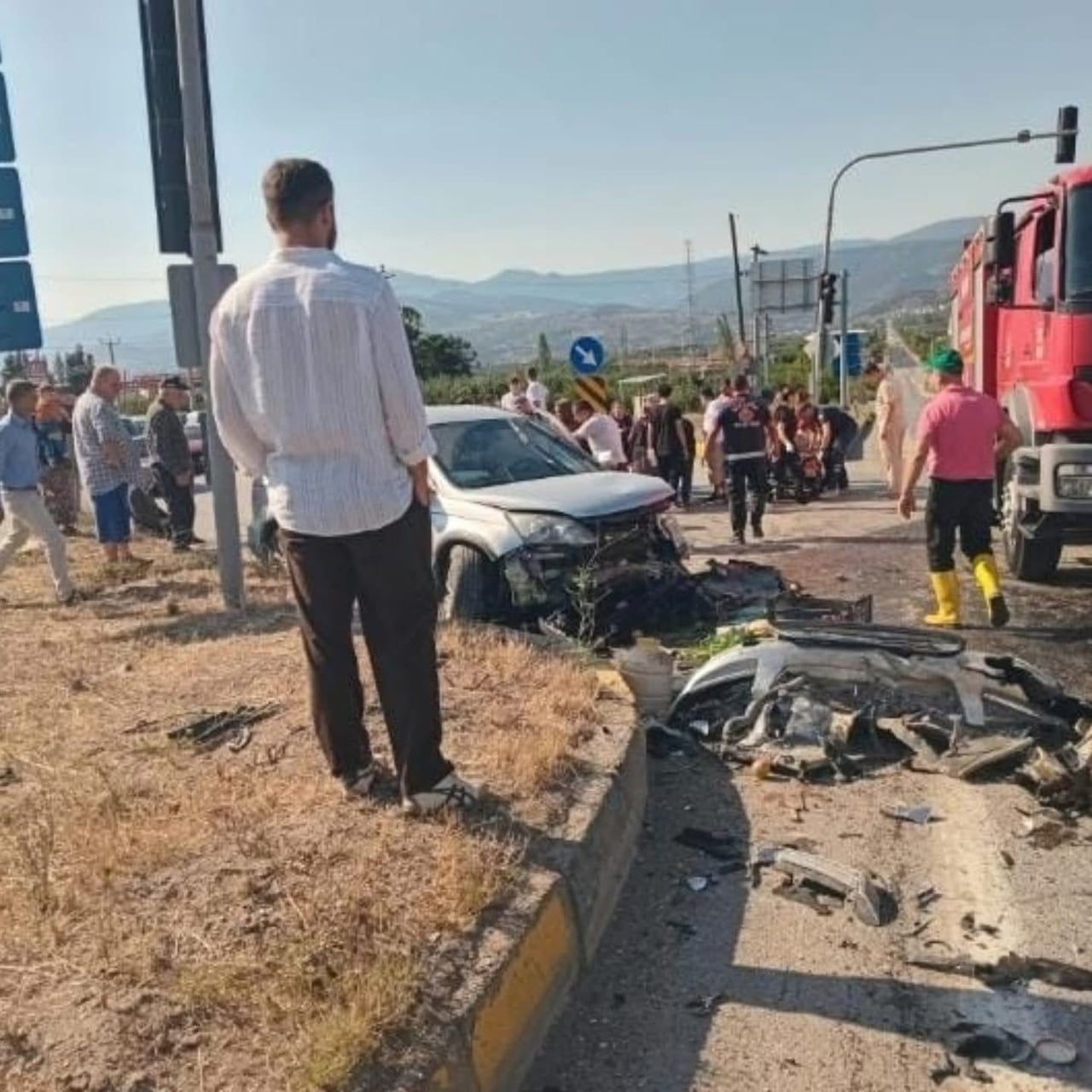 SAKARYA'NIN GEYVE İLÇESİNDE HAFİF TİCARİ ARAÇ İLE SUV TİPİ OTOMOBİLİN KAVŞAKTA KAFA KAFAYA...