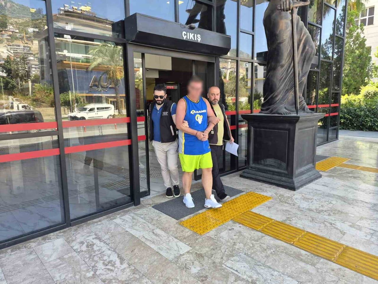 ANTALYA’NIN ALANYA İLÇESİNDE TATİL YAPAN İNGİLİZ TURİST, TARTIŞMA SIRASINDA ASILI BULUNAN TÜRK...