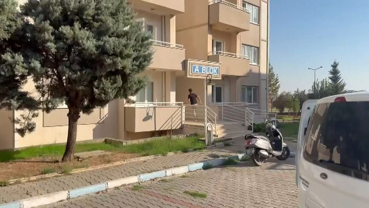 KPSS ORTAÖĞRETİM OTURUMU İÇİN KİMLİĞİNİ UNUTTUĞUNU FARK EDEN ÖĞRENCİ, POLİS EKİPLERİNCE KALDIĞI...