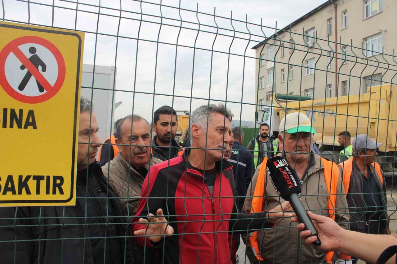 KAYSERİ'DE DEVAM EDEN KARTAL KAVŞAĞI PROJESİNDE MAAŞLARINI ALAMADIĞINI İDDİA EDEN İŞÇİLER İŞ...