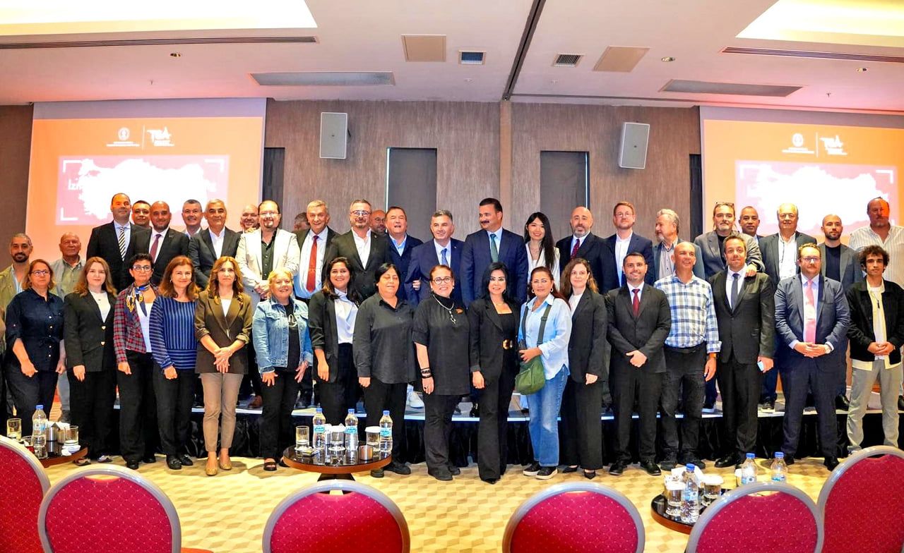 ÇEŞME'DE SEKTÖR TEMSİLCİLERİNİN KATILDIĞI "İZMİR'İN DİJİTAL GELECEĞİ ÇEŞME'DE KONUŞULUYOR" KONULU...