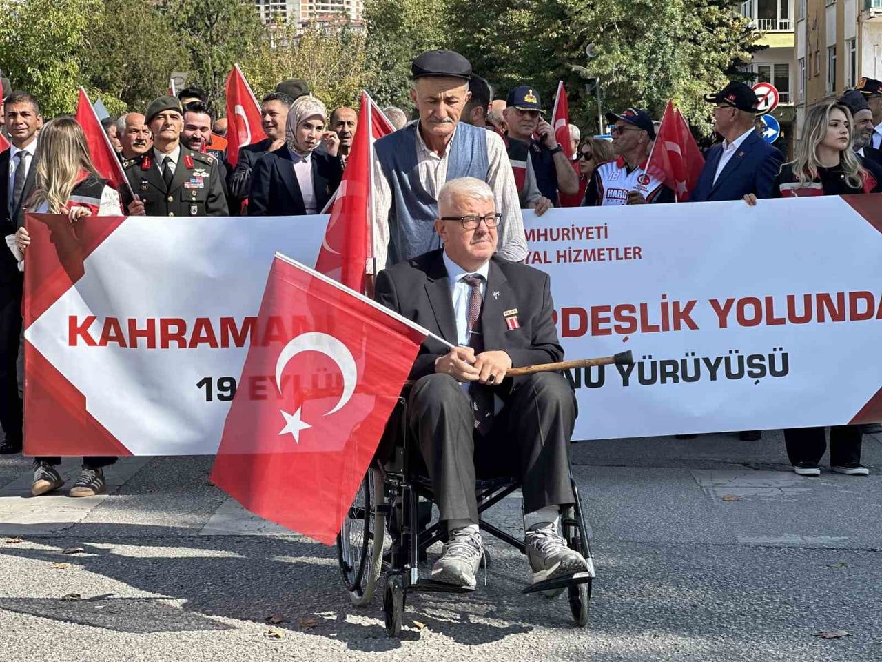 ÇANKIRI’DA GAZİLER GÜNÜ DOLAYISIYLA KORTEJ YÜRÜŞÜNE TEKERLEKLİ SANDALYE İLE KATILAN GAZİ DİKKAT...