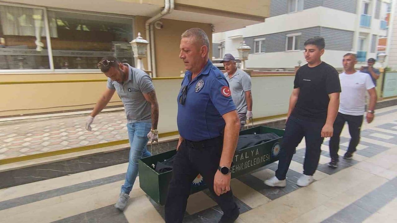 ANTALYA’DA RUS UYRUKLU TURİST YAKLAŞIK 10 GÜNDÜR KONAKLADIĞI OTELİN KORİDORUNDA ÖLÜ...