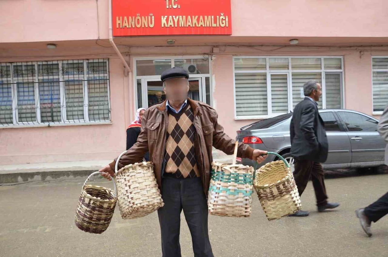 KASTAMONU’NUN HANÖNÜ İLÇESİNDE YAKINLARI TARAFINDAN EVİNDE SİLAHLA VURULMUŞ HALDE BULUNAN MUSTAFA...