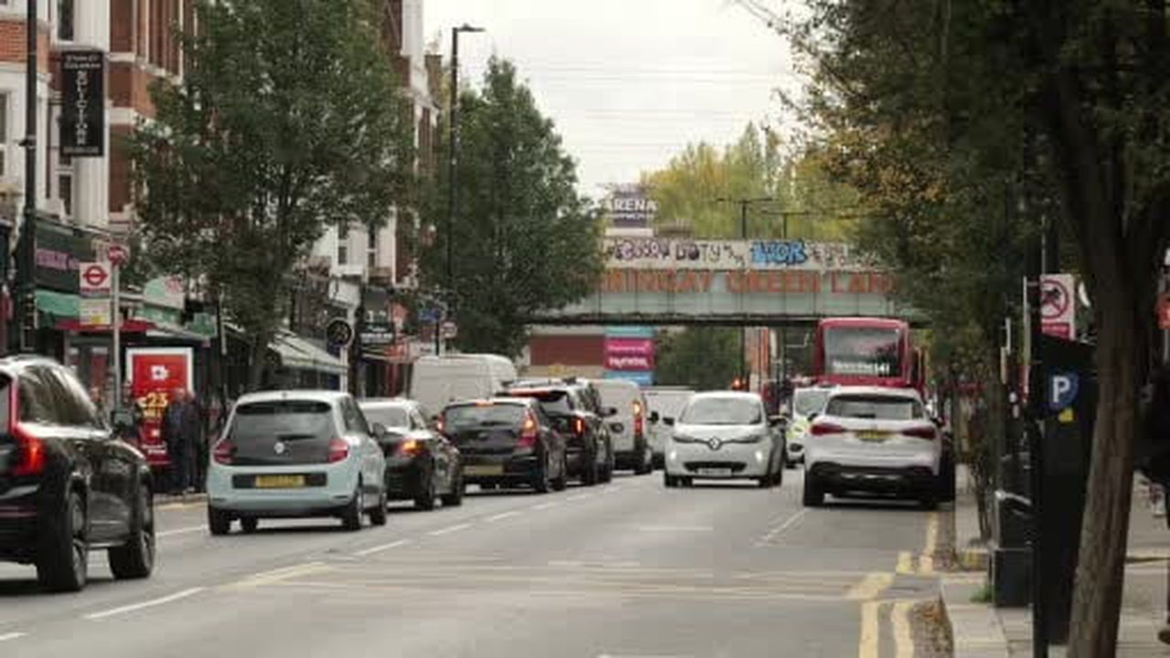 Londra Belediye Başkanı Sadiq Khan, Londra'da bir Türk restoranında künefe yaparak hünerlerini...