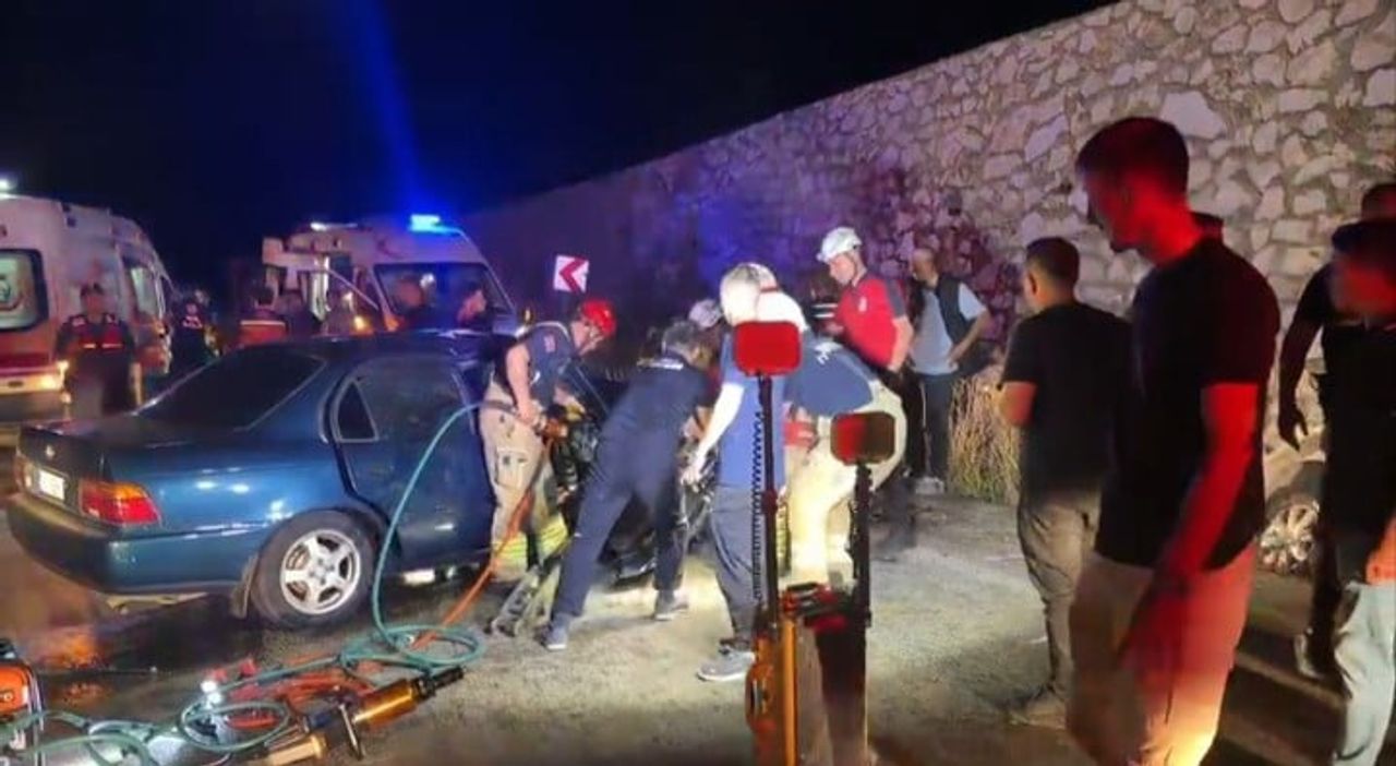 BURSA'NIN İZNİK İLÇESİNDE İKİ OTOMOBİLİN KAFA KAFAYA ÇARPIŞTIĞI TRAFİK KAZASINDA 7 KİŞİ YARALANDI....
