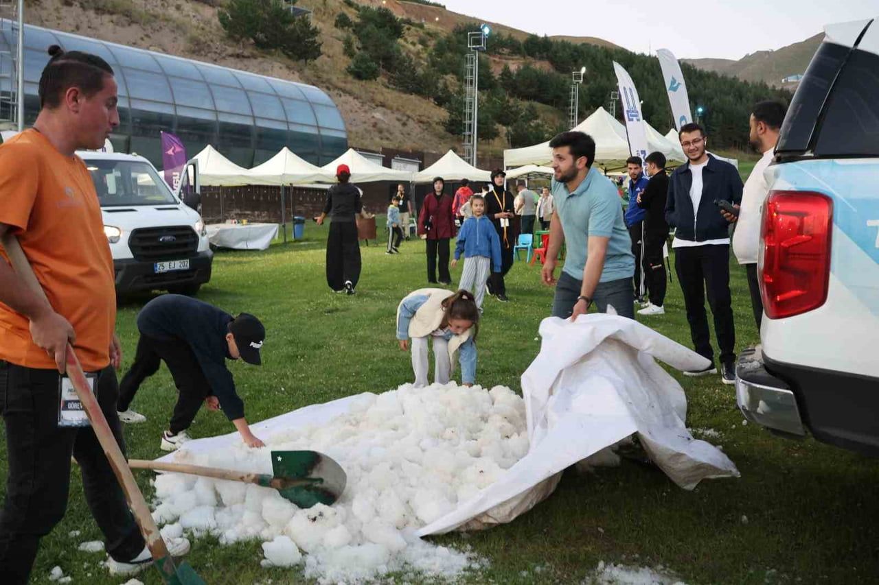 ŞENLİĞİN EN BÜYÜK SÜRPRİZİ İSE AĞUSTOS AYINDA GERÇEKLEŞTİRİLEN KAR TOPU SAVAŞI OLDU.