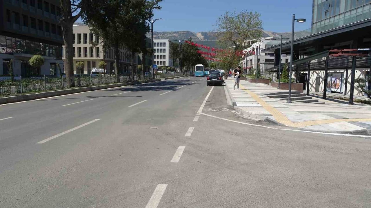 KAHRAMANMARAŞ'TA 40 DERECEYİ AŞAN BUNALTICI SICAKLAR NEDENİYLE CADDE VE SOKAKLAR BOŞ KALDI.