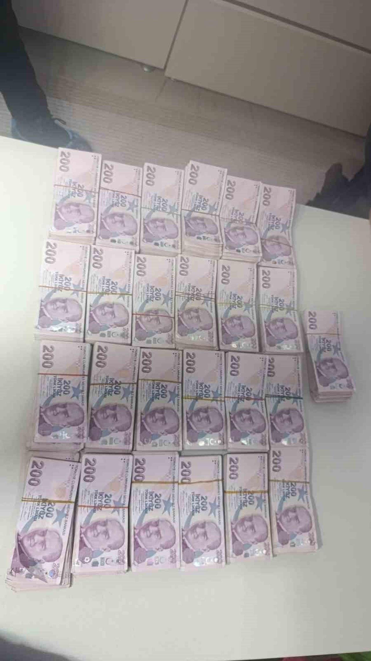 SURİYE’DEKİ HOL KAMPI’NDA ALIKONULAN DEAŞ SİLAHLI TERÖR ÖRGÜTÜNE MÜZAHİR KADIN VE ÇOCUKLARA YARDIM...