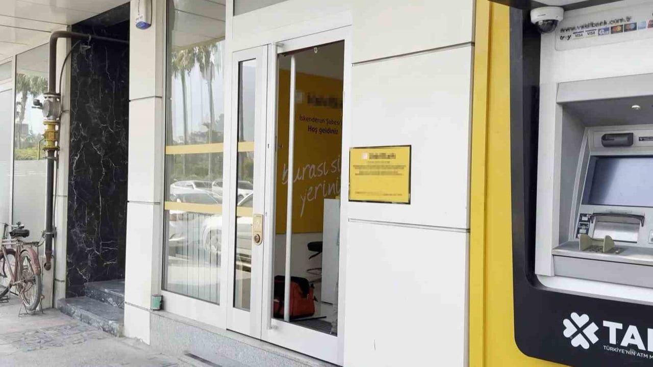 FENER CADDESİ ÜZERİNDE BULUNAN KAMU BANKASINA GELEN ŞAHIS, CAMI KIRARAK İÇERİ GİRMİŞTİ...
