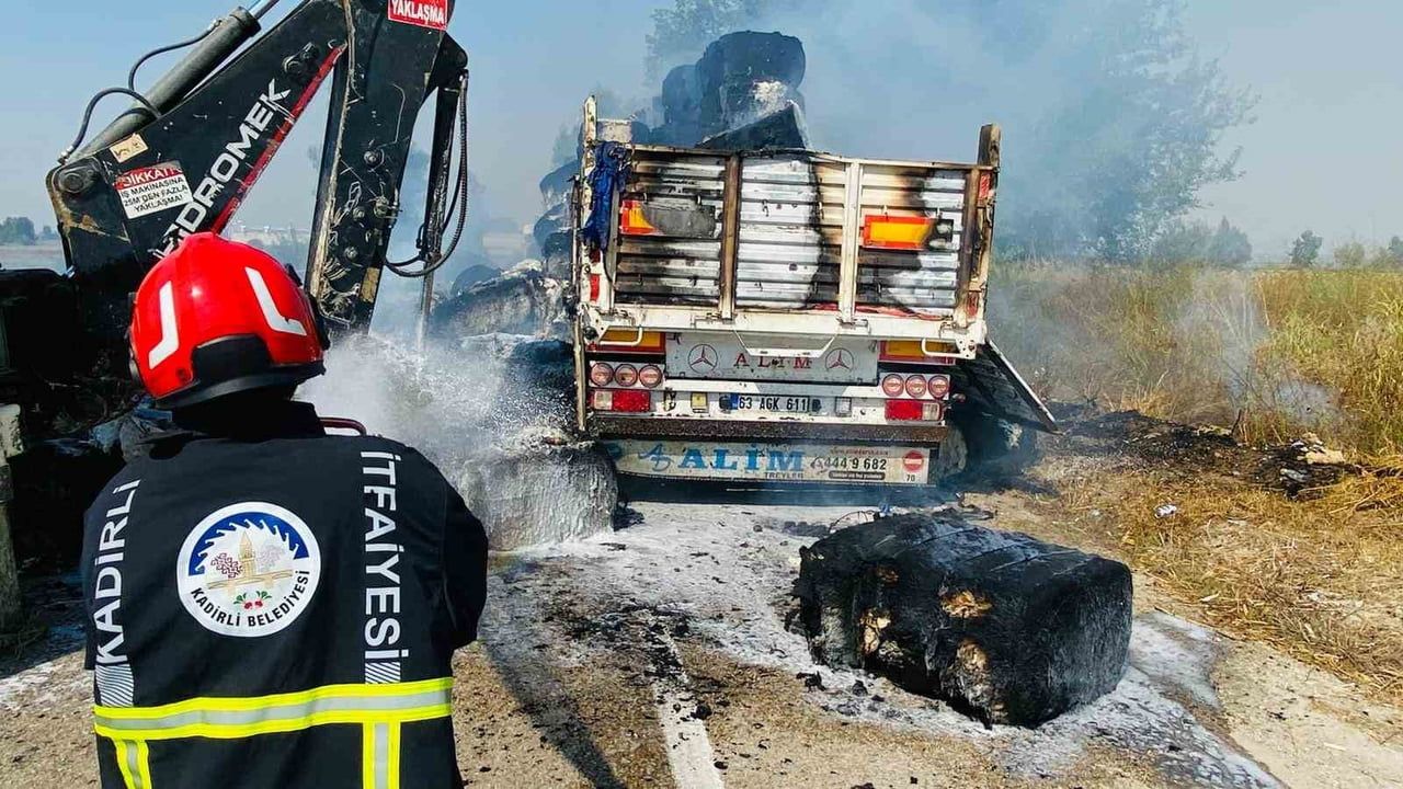 OSMANİYE’NİN KADİRLİ İLÇESİNDE ANIZ YANGININDAN SIÇRAYAN ALEVLER, SEYİR HALİNDEKİ PAMUK YÜKLÜ TIRA...