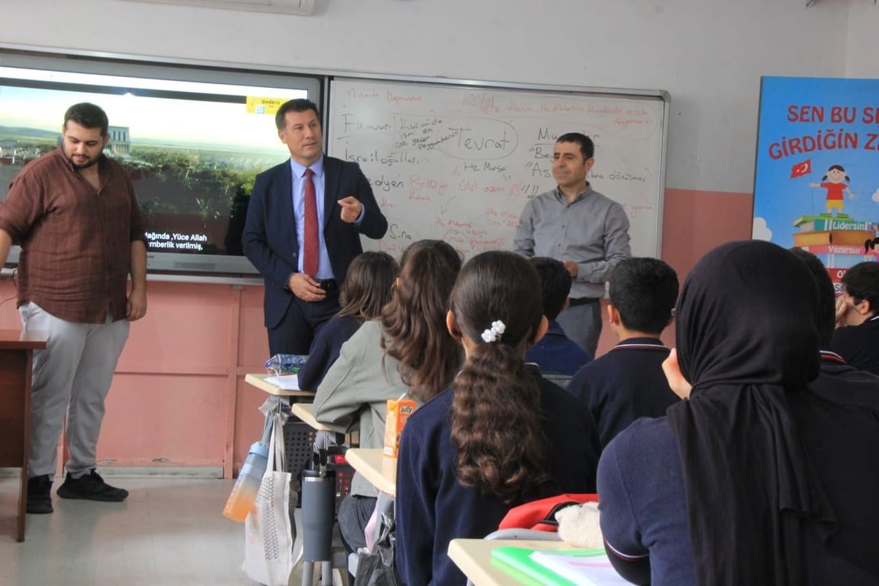 CİZRE VALİ KAMİL ACUN ORTAOKULU ÖĞRENCİLERİYLE BİR ARAYA GELEN İLÇE MİLLÎ EĞİTİM MÜDÜRÜ ŞAHAN İKE...