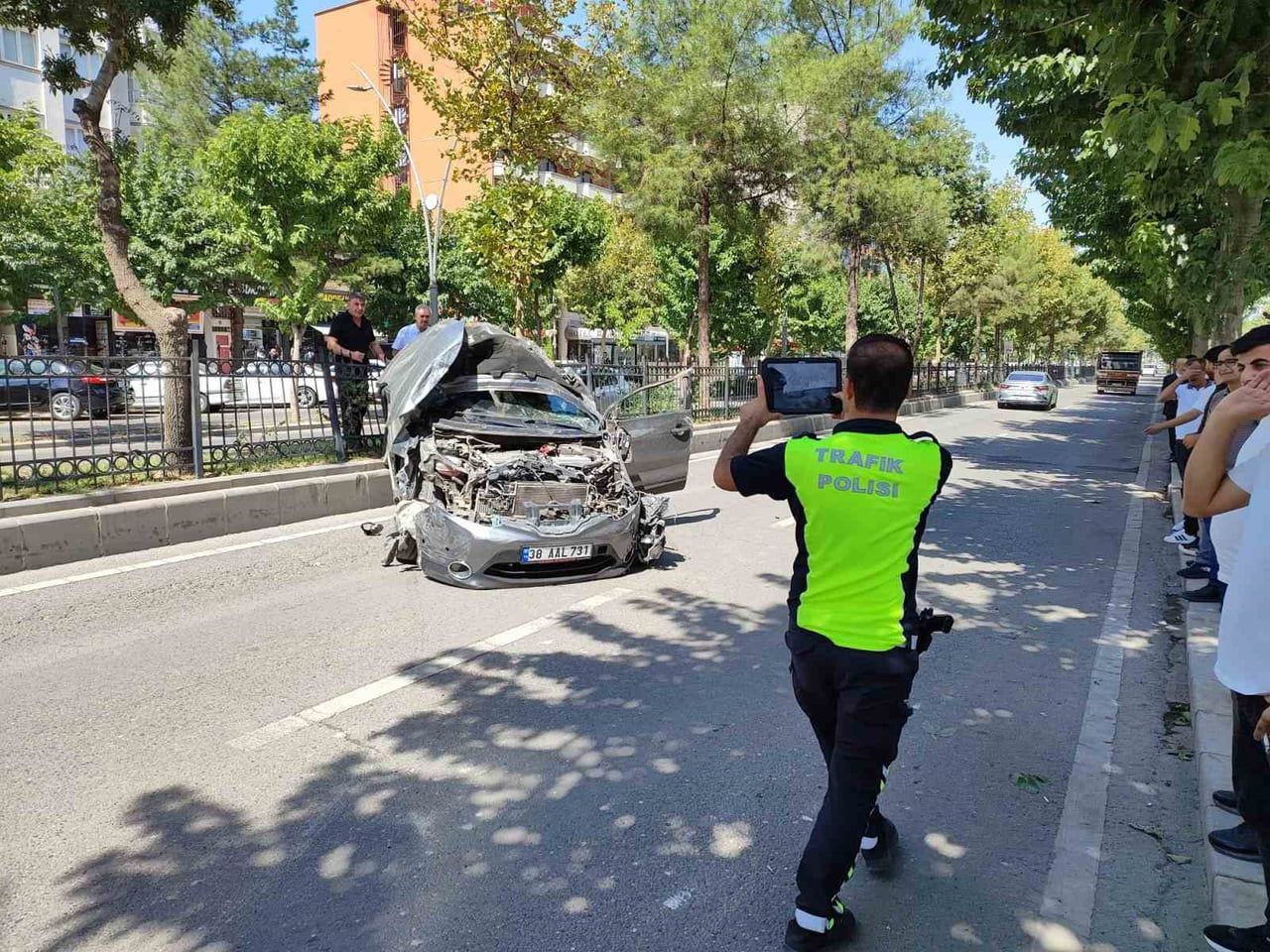 BATMAN'DA SÜRÜCÜSÜNÜN DİREKSİYON HAKİMİYETİNİ KAYBETTİĞİ OTOMOBİLİN ÖNCE BAŞKA BİR ARACA ARDINDAN...