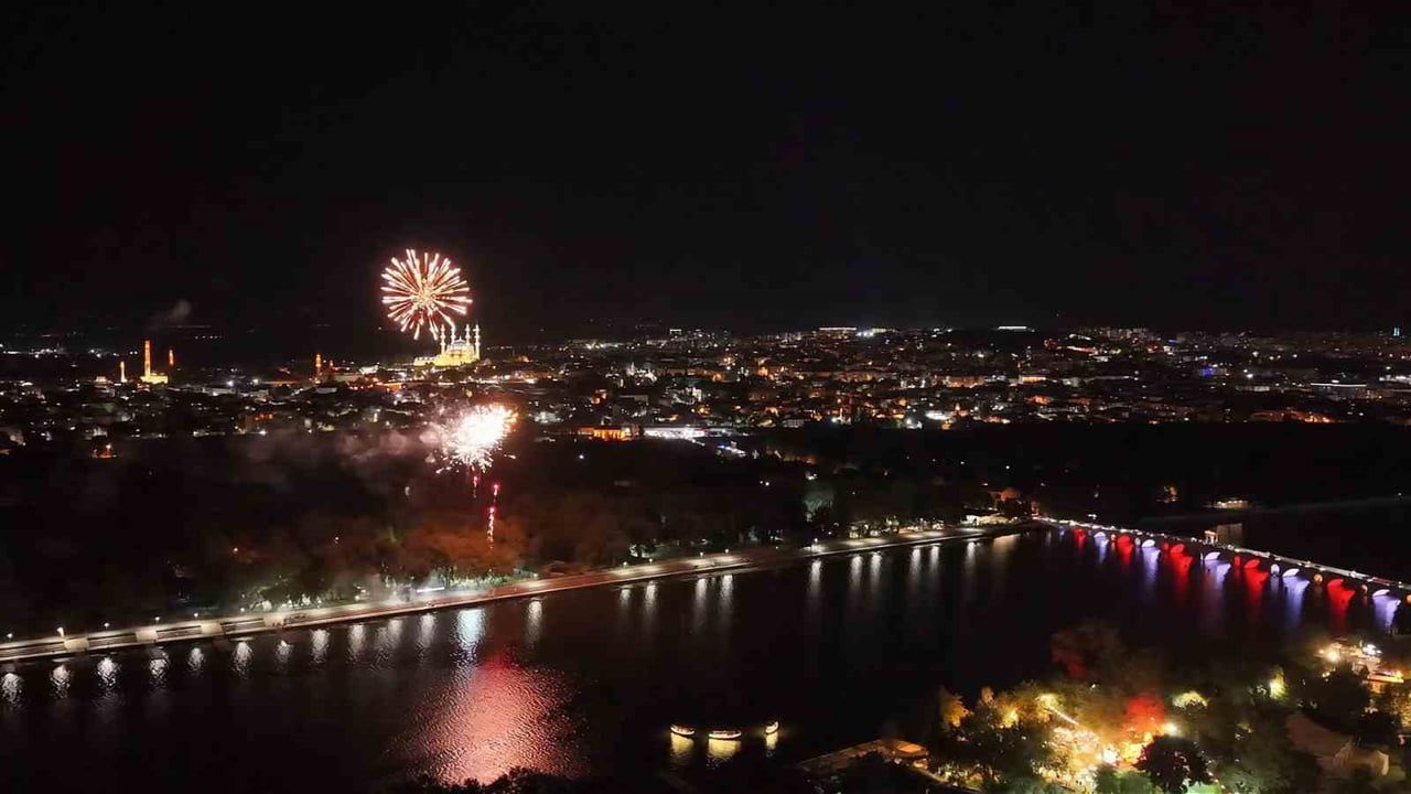 MERİÇ NEHRİ’NDE HAVAİ FİŞEK GÖSTERİSİ