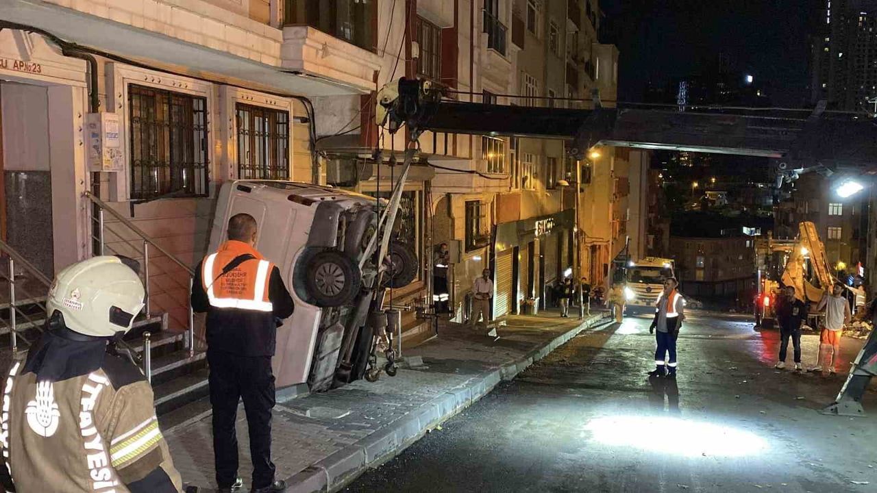 ŞİŞLİ’DE PAZAR TEZGAHLARINI TOPLAMAK İÇİN SOKAĞA GELEN PAZARCININ KULLANDIĞI PANELVAN, SÜRÜCÜSÜNÜN...