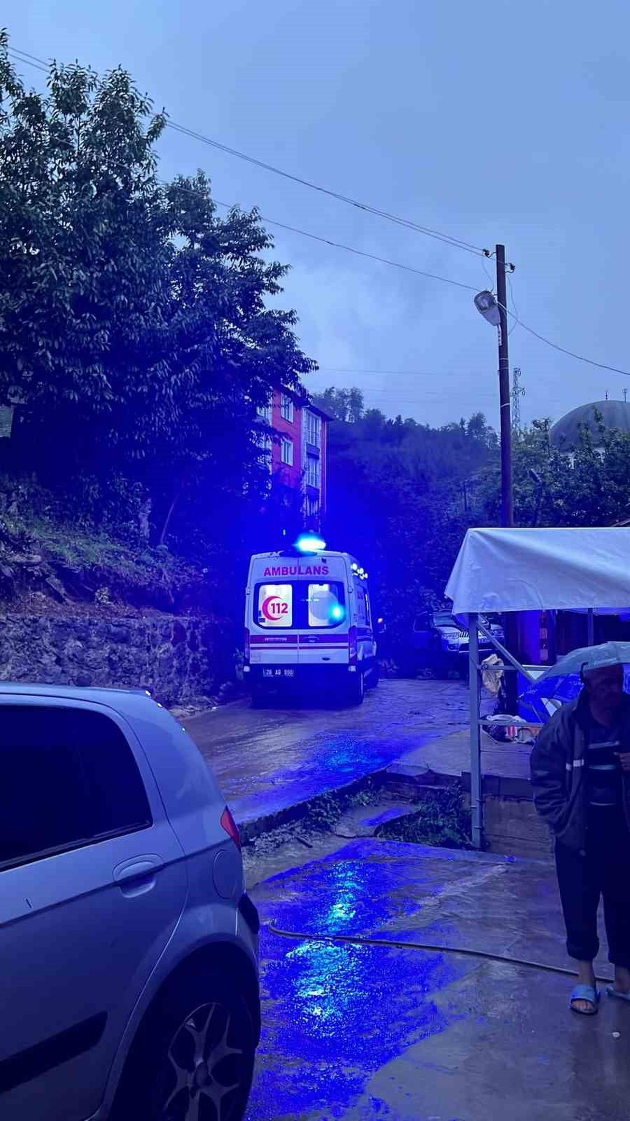 YOLLARDA MAHSUR KALAN VATANDAŞLAR İÇİN SAĞLIK VE AFAD EKİPLERİ MÜDAHALE ETTİ.