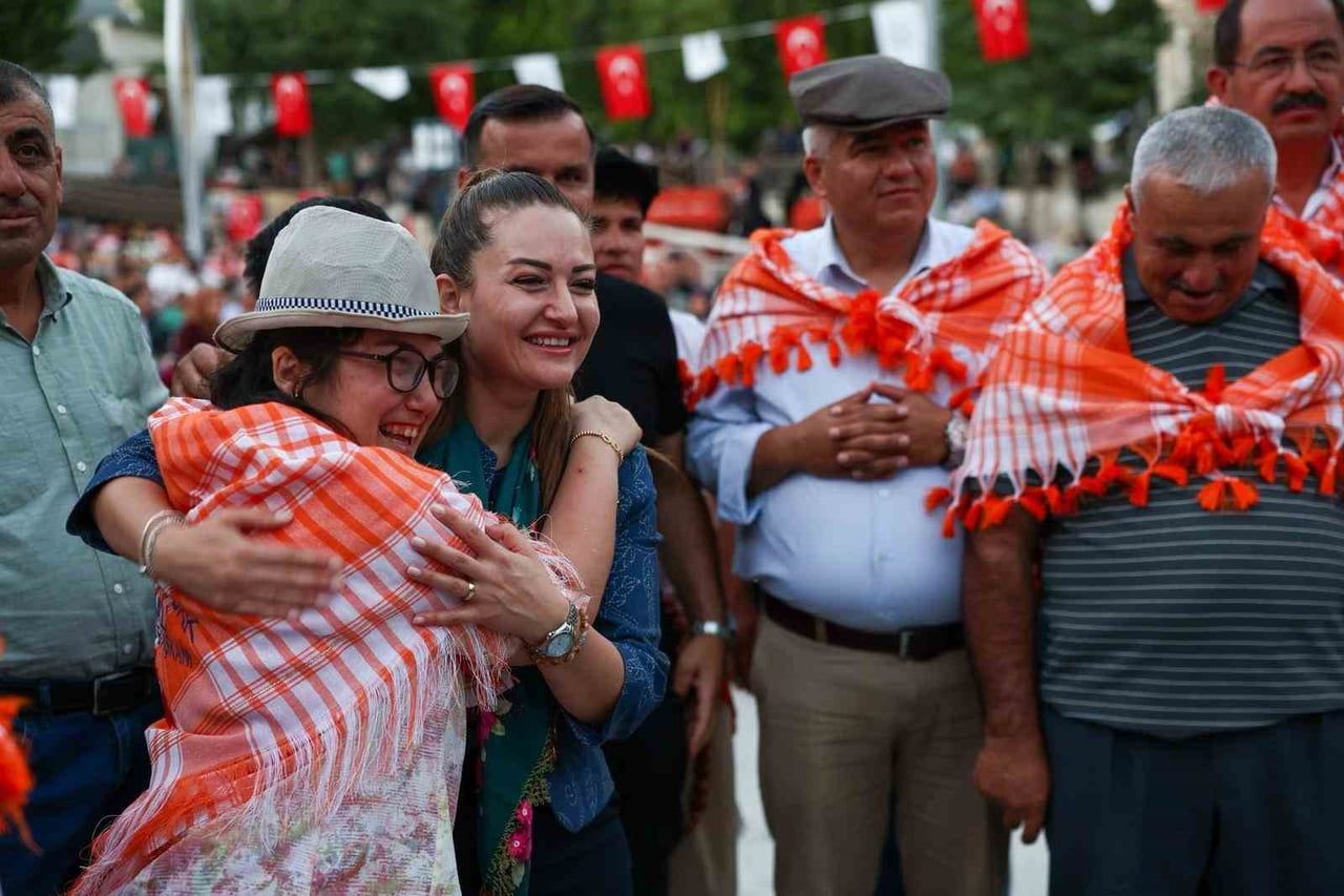YOĞUN BİR KATILIMLA GERÇEKLEŞEN VE RENKLİ GÖRÜNTÜLERE SAHNE OLAN YÖRÜK GÖÇÜNE ANTALYA BÜYÜKŞEHİR...