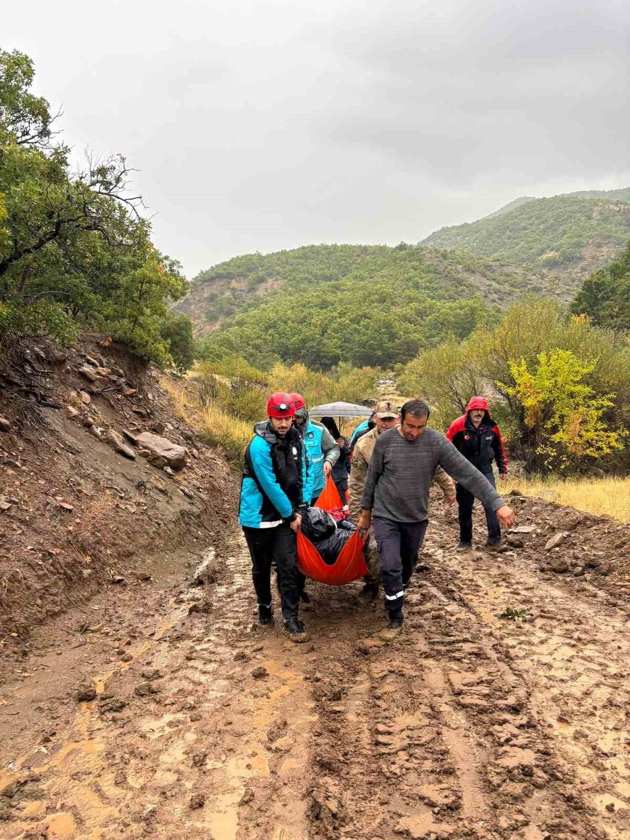 TUNCELİ’NİN NAZIMİYE İLÇESİNDE YOĞUN YAĞIŞ NEDENİYLE YOLU KAPANAN GERİŞ KÖYÜNDEKİ ENGELLİ...