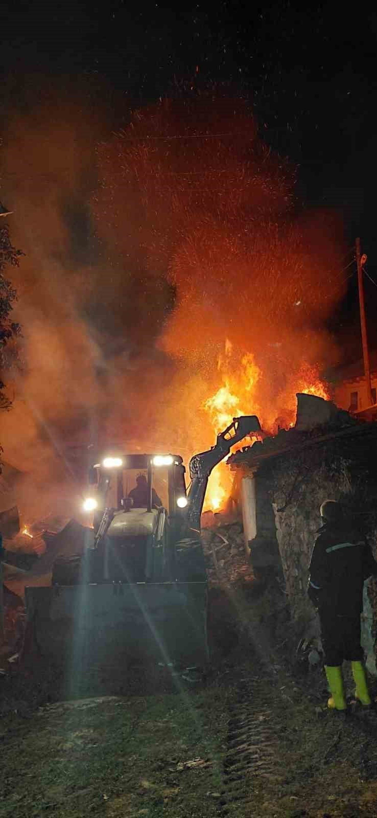 SİVAS’IN İMRANLI İLÇESİNDE BİR EV YANARAK KULLANILMAZ HALE GELDİ.