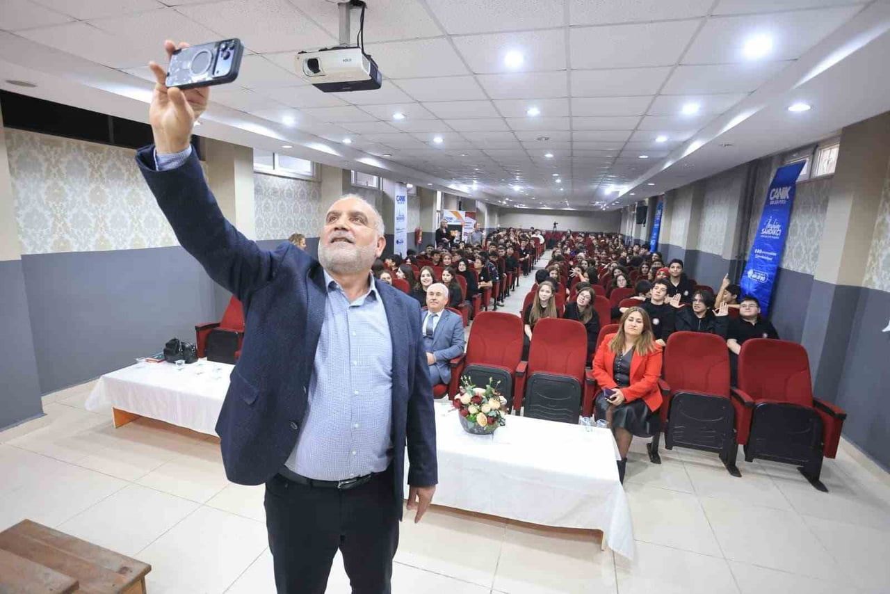 BAŞKAN SANDIKÇI'NIN ÖĞRENCİLERE HEDİYE TAKDİMİNDE BULUNDUĞU PROGRAM, HATIRA FOTOĞRAFI ÇEKİMİNİN...