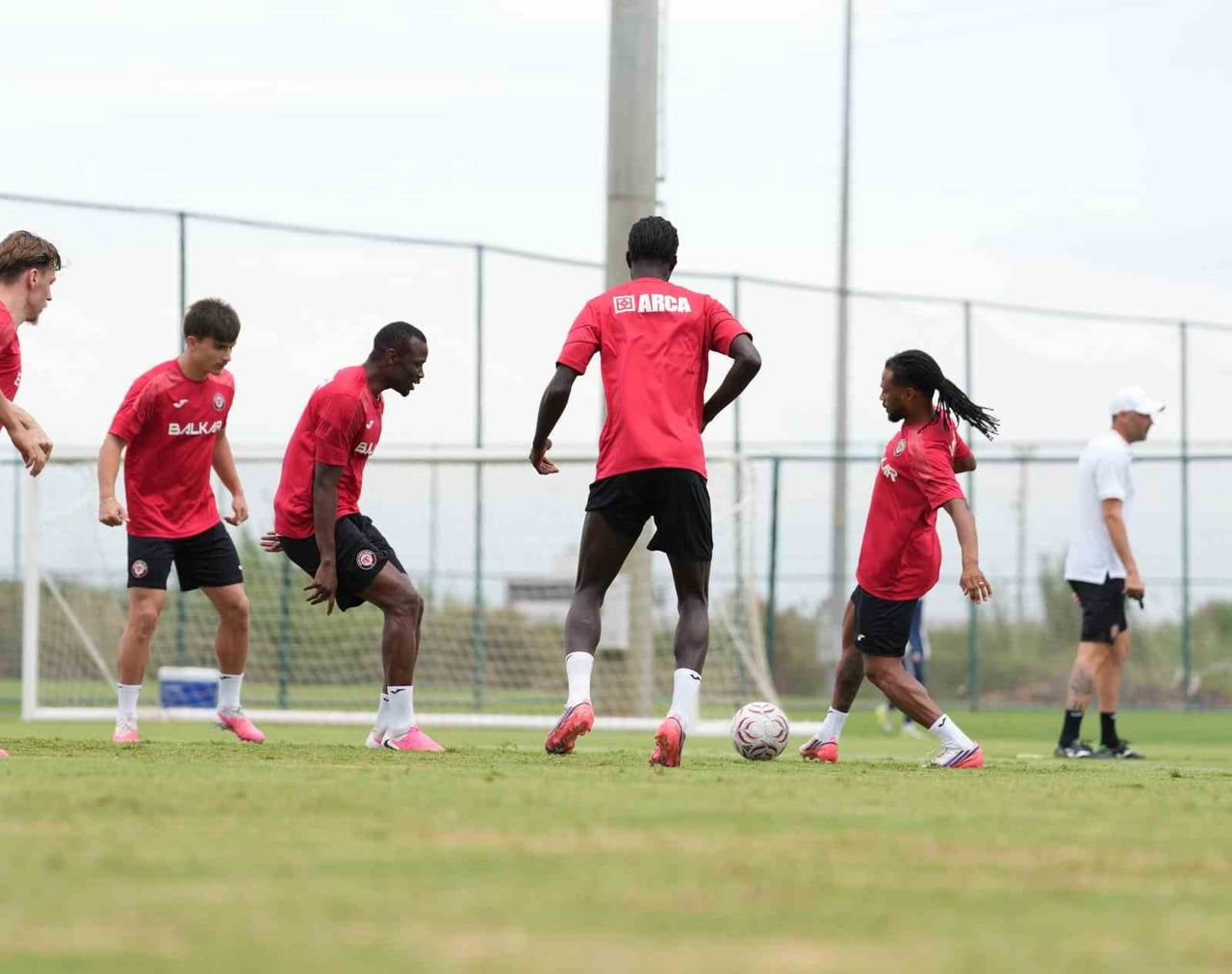 TRENDYOL SÜPER LİG EKİPLERİNDEN ÇORUM FK, ANTALYA'DAKİ KAMP ÇALIŞMALARINA BUGÜN YAPTIĞI...