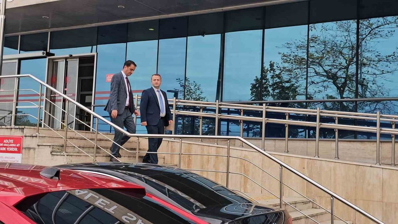 YENİ PARTİ'Lİ İL GENEL MECLİSİ ÜYELERİ AHMET ALİ MUMCU VE TARIK HAMZAÇEBİ (SAĞDA) DURUŞMA SONRASI...