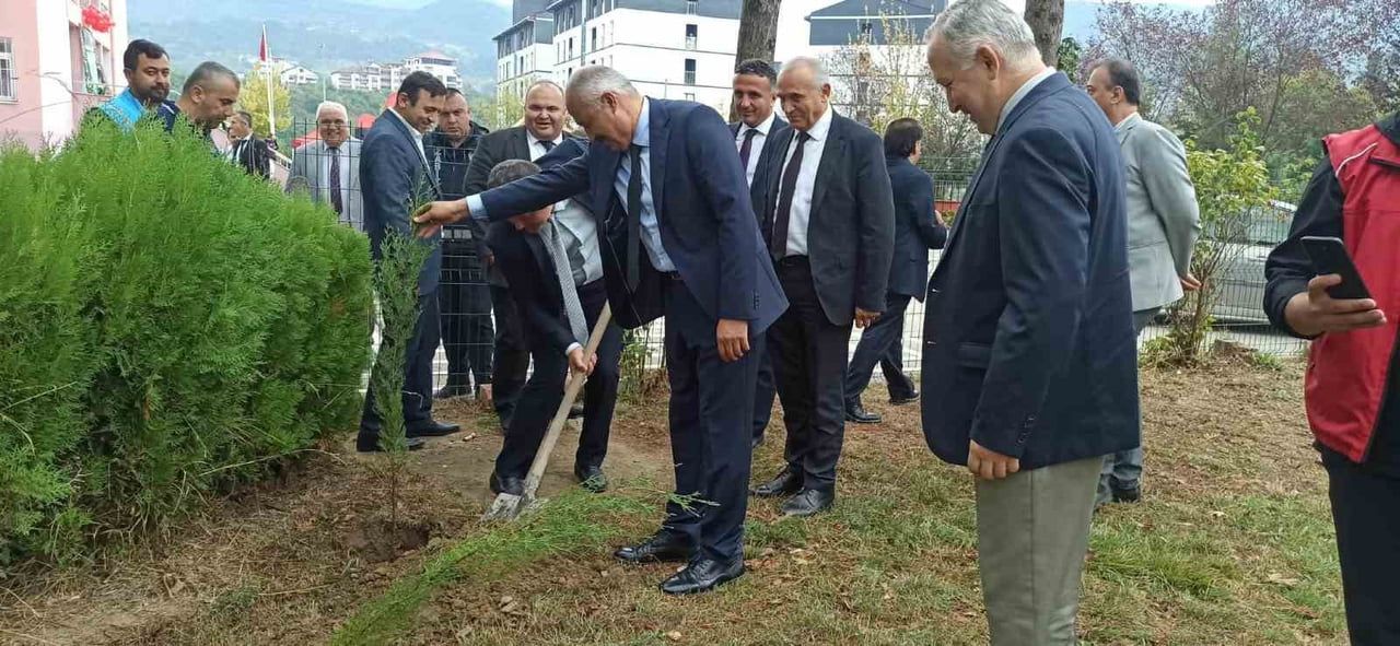 İLKÖĞRETİM HAFTASI NEDENİYLE GÜNÜN ANISINA AĞAÇ DİKİMİ GERÇEKLEŞTİRLDİ.